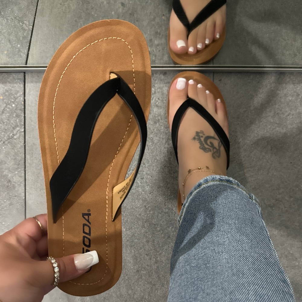 NWT!! Soft Sole Basic Thong Sandals - Picture 1 of 3